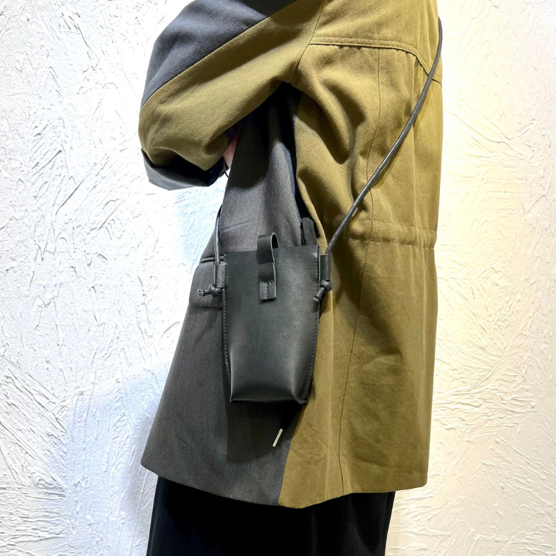 シンプルタイトレザースマホショルダー【ジッパータイプ、外ポケット付き】 - スマホショルダー専門通販【Smashol(スマショル)】