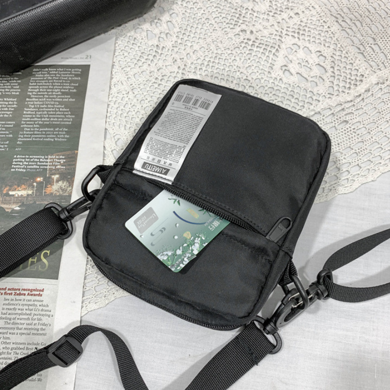 ナイロンカジュアルタグデザインスマホショルダー【ジッパータイプ、外ポケット付き】