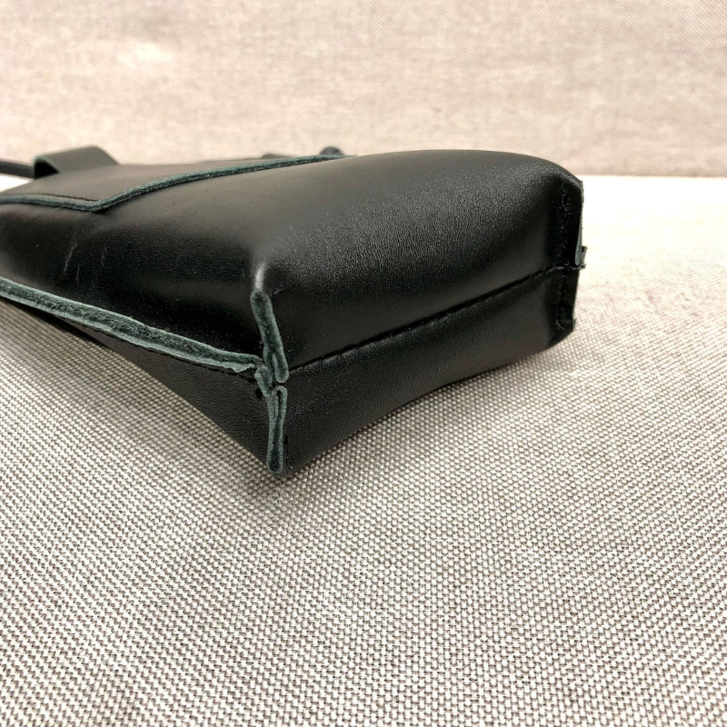 シンプルタイトレザースマホショルダー【ジッパータイプ、外ポケット付き】 - スマホショルダー専門通販【Smashol(スマショル)】