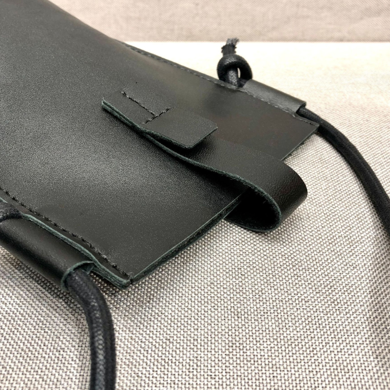 シンプルタイトレザースマホショルダー【ジッパータイプ、外ポケット付き】 - スマホショルダー専門通販【Smashol(スマショル)】