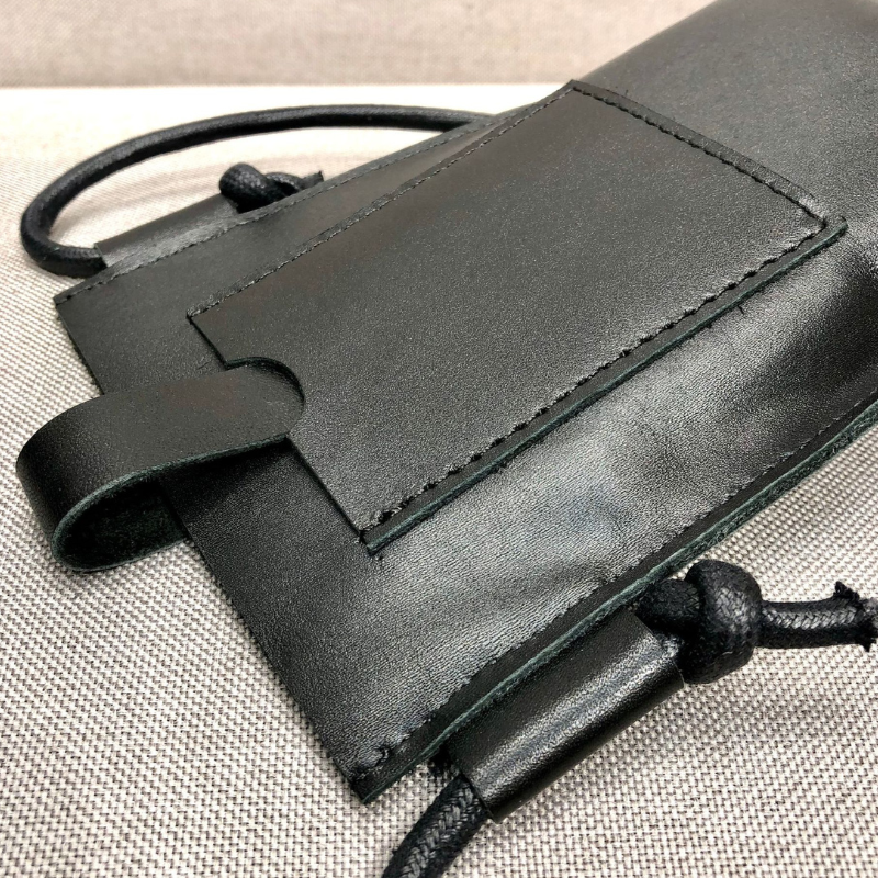 シンプルタイトレザースマホショルダー【ジッパータイプ、外ポケット付き】 - スマホショルダー専門通販【Smashol(スマショル)】