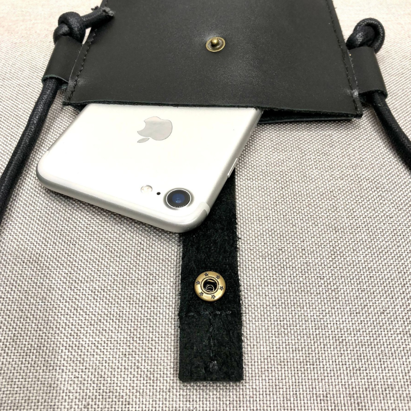 シンプルタイトレザースマホショルダー【ジッパータイプ、外ポケット付き】 - スマホショルダー専門通販【Smashol(スマショル)】