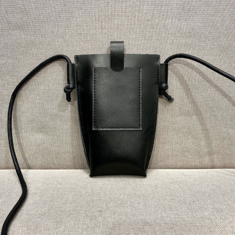 シンプルタイトレザースマホショルダー【ジッパータイプ、外ポケット付き】 - スマホショルダー専門通販【Smashol(スマショル)】