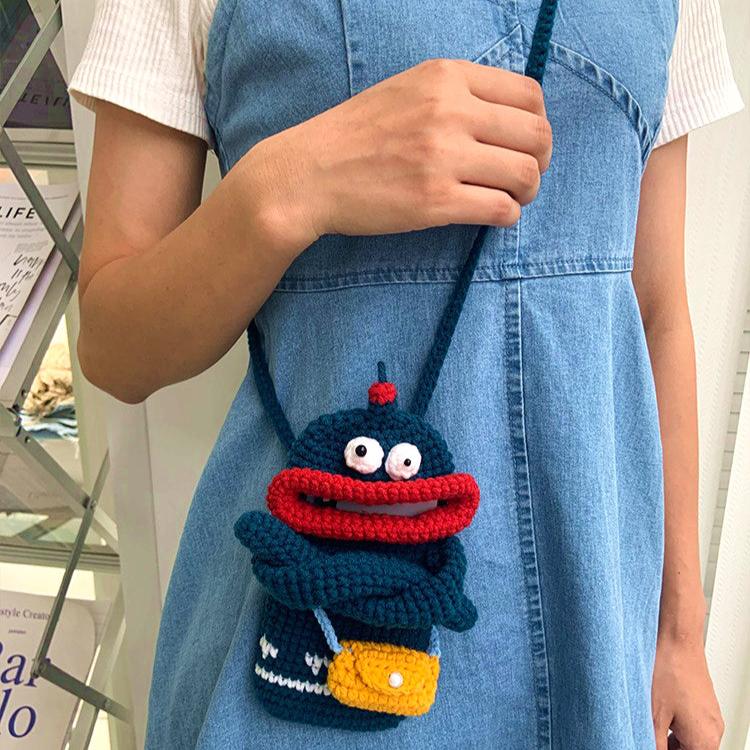 ブルーイエローニットモンスタースマホサコッシュ【その他のタイプ】