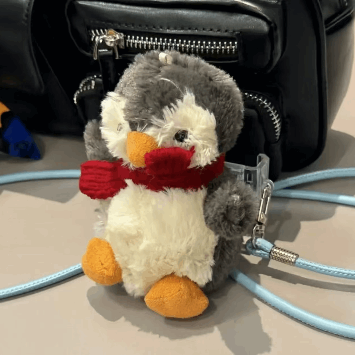 ベアシュナウザーペンギンドールレッドマフラーサイドクリップスマホ